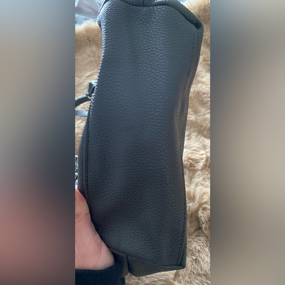 Jewell Thirty One Gray Snake
Embossed Purse WI
Removable Shoulder Strap - Picture 4 of 7